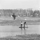 Мальчики, плывущие на самодельном плоту