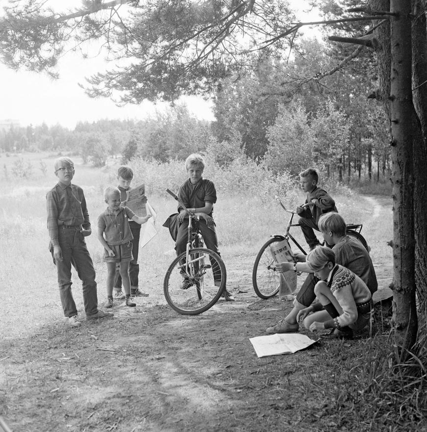 Pojat polkupyörineen puistomaisemassa (Мальчики с велосипедами в парке), 1967