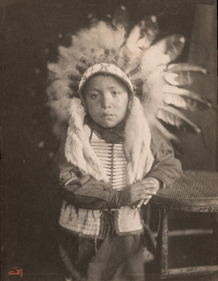 Willie Spotted Horse, Sioux Indian child (Пятнистая Лошадь Вилли, индеец сиу), c.1898