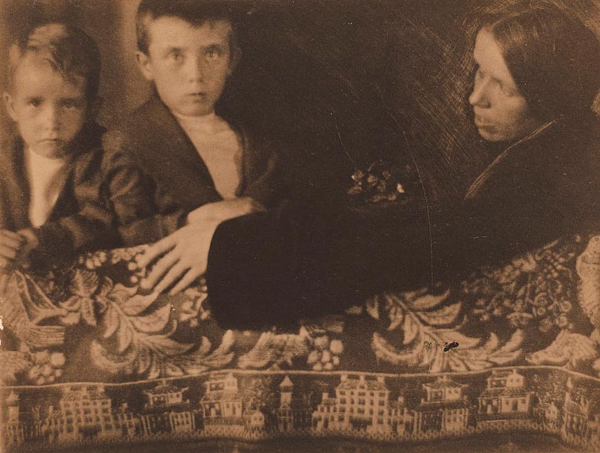 Familiengruppe: Mrs. White, Maynard & Lewis (Семейная группа миссис Уайт, Мейнард и Льюис), c.1899