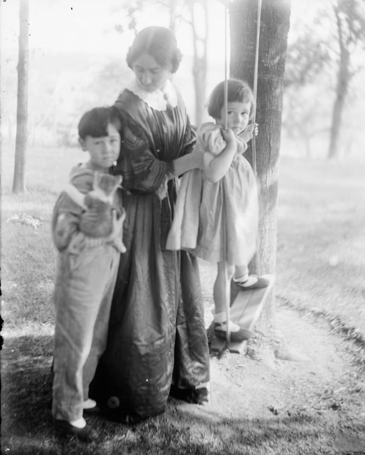 Mrs. Turner and her children (Миссис Тернер и ее дети), 1910