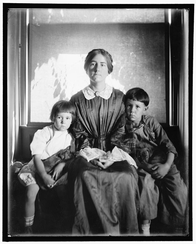 Mrs. Turner and her children posed in a window at Waban, Mass. (Миссис Тернер и ее дети позируют в окне; Вабан, штат Массачусетс), 1910