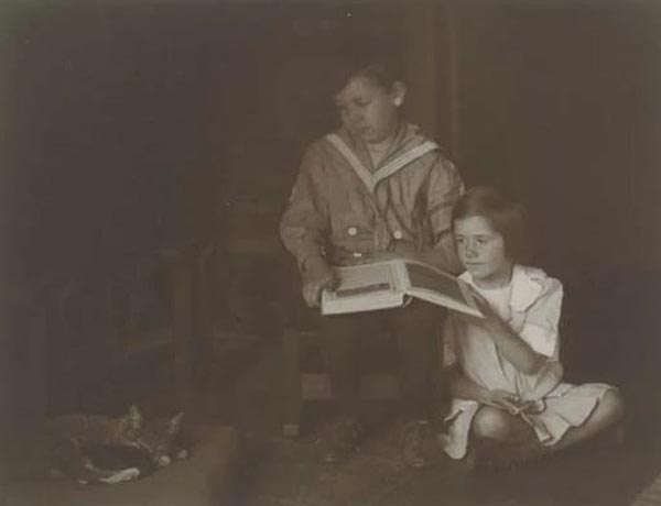 Untitled / Children reading (Без названия / Дети за чтением), c.1910