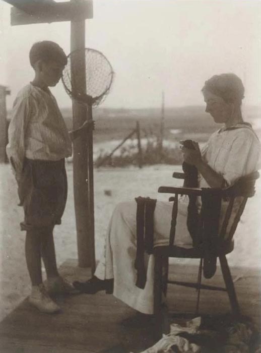 Untitled / Woman darning hosiery (Без названия / Женщина за штопкой), c.1910