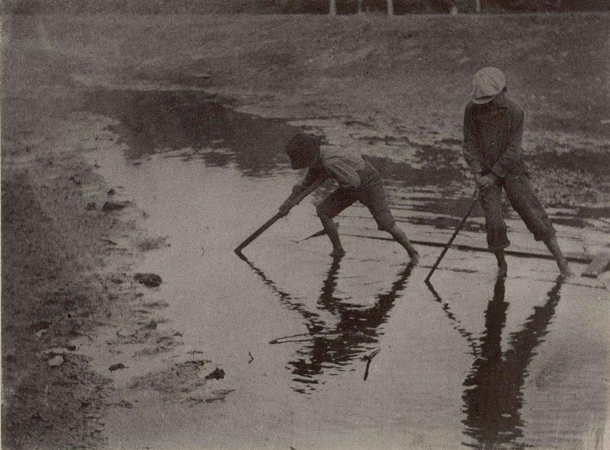 Two boys playing in a stream (Два мальчика, играющие в ручье)