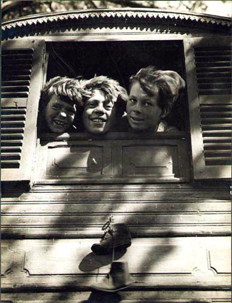 Gypsy Boys Peering from a Window at the Back of a Wagon (Цыганские мальчики, выглядывающие из окна кибитки)