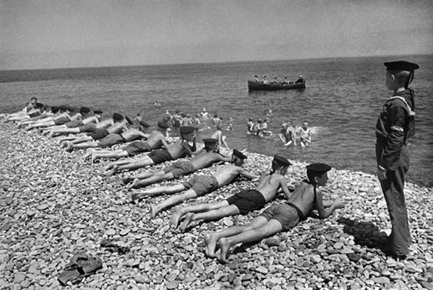 На пляже. Освобожденный Севастополь (On the beach. Liberated Sevastopol), 1944