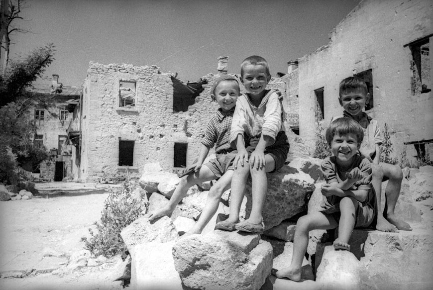 Дети играют в войну (Сhildren playing at war), 1944