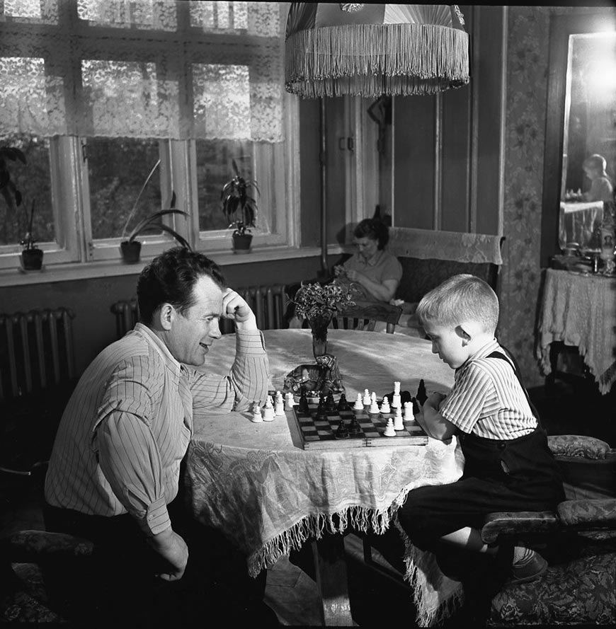 Отец и сын играют в шахматы (Father and son playing chess), 1954