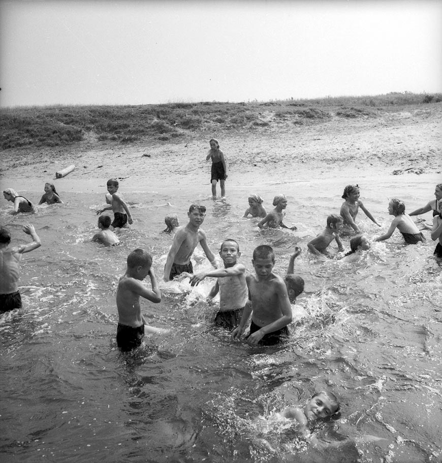 В пионерском лагере (In the pioneer camp), 1958