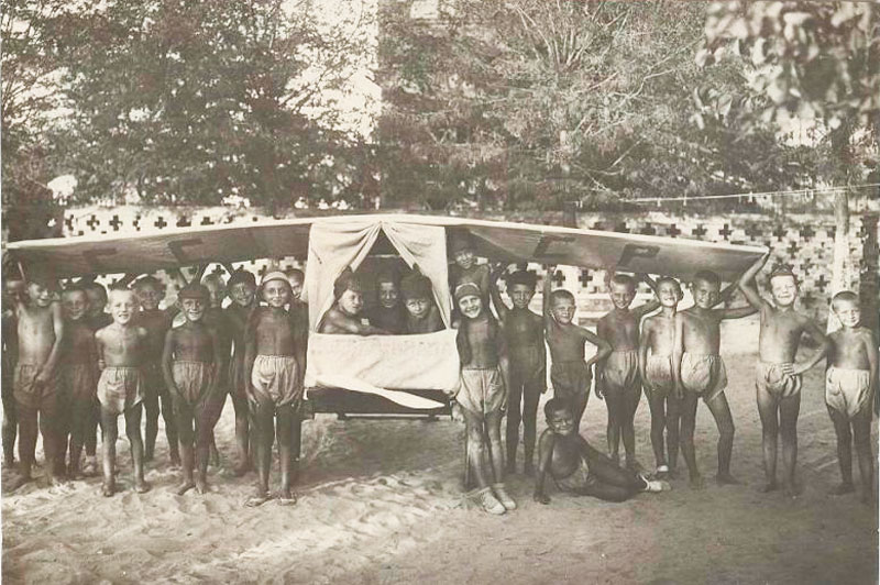 С самолетом в пионерлагере (With an airplane in the pioneer camp), 1930е