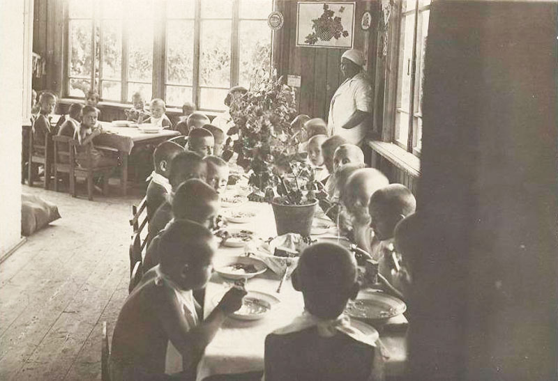 В столовой в пионерлагере (In the dining room of the pioneer camp), 1930е 