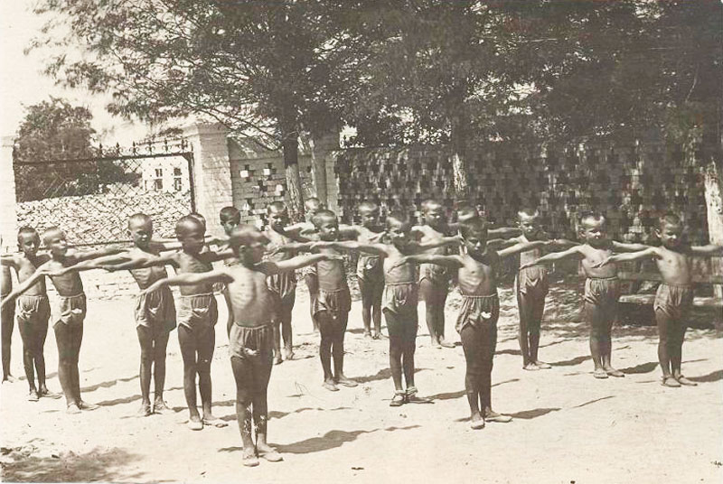 На зарядке в пионерлагере (Morning exercises in the pioneer camp)