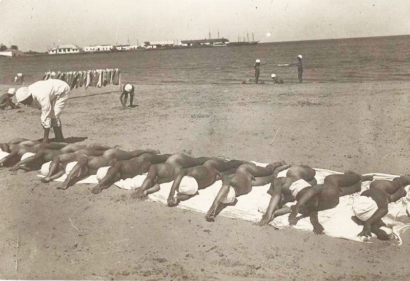 Загорают на боку (They Sunbathe on the side), 1930е