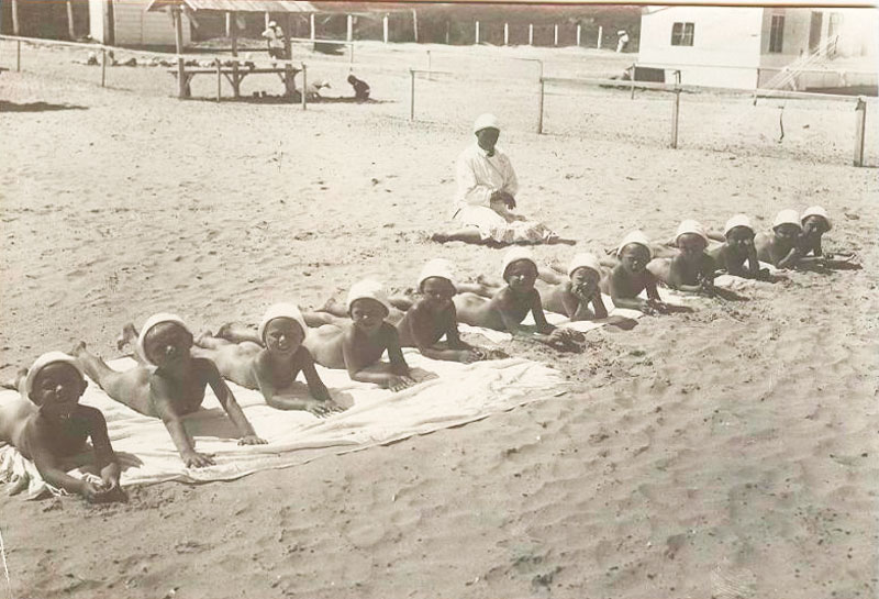 Загорают (They sunbathe), 1930е