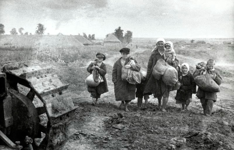 Елена Залогина с детьми возвращается из фашистского плена (Elena Zalogina with children returns from fascist captivity), 1943