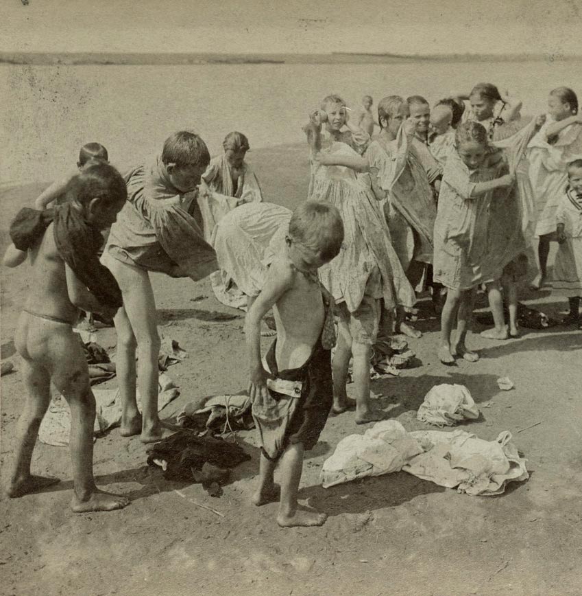 Preparing for a Swim, Volga River, Russia (Подготовка к купанию, Волга, Россия), 1897