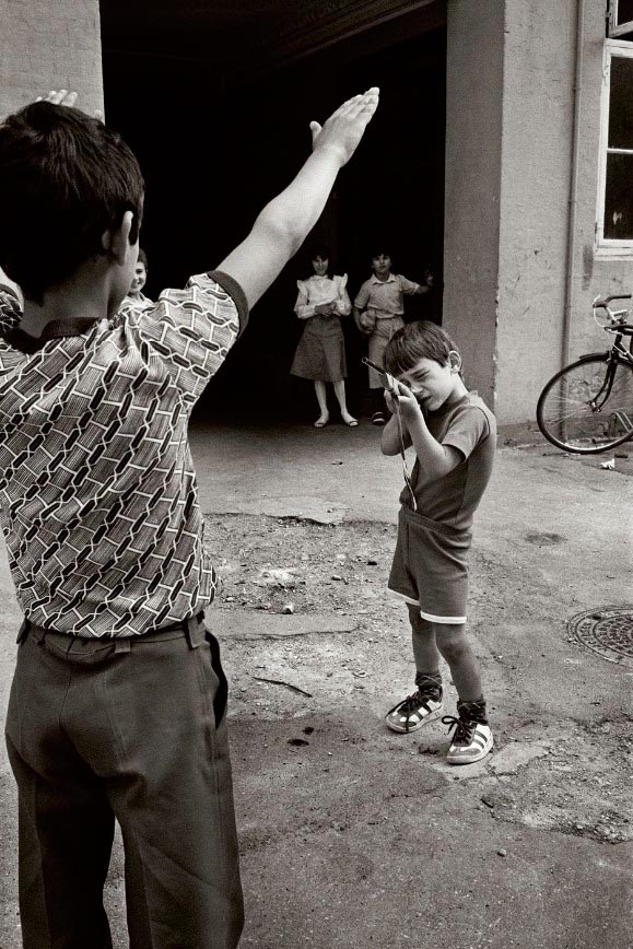 Boys playing in the backyard (Мальчишки, играющие на заднем дворе), 1985