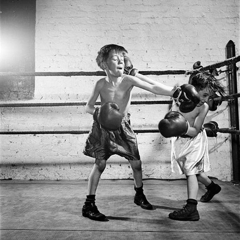 Out cold - Boys boxing in the Police Athletic League (Нокдаун - Боксёрский матч в полицейской атлетической лиге), 1946