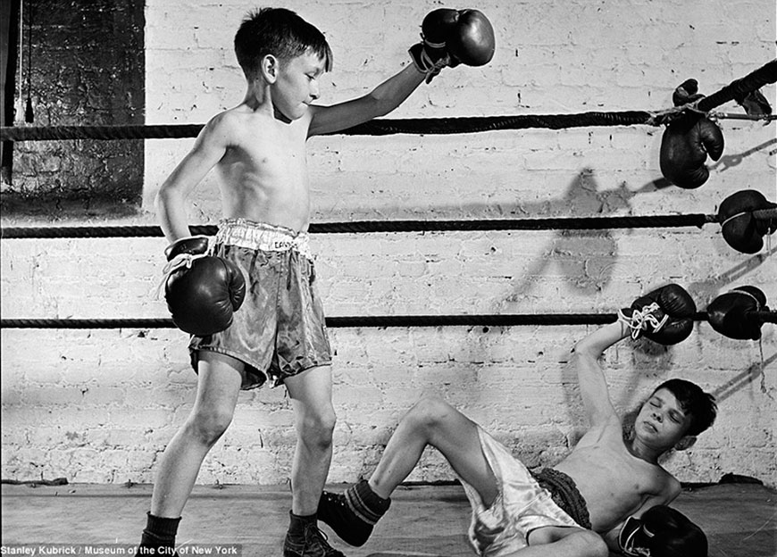 Out cold - Boys boxing in the Police Athletic League (Нокдаун - Боксёрский матч в полицейской атлетической лиге), 1946