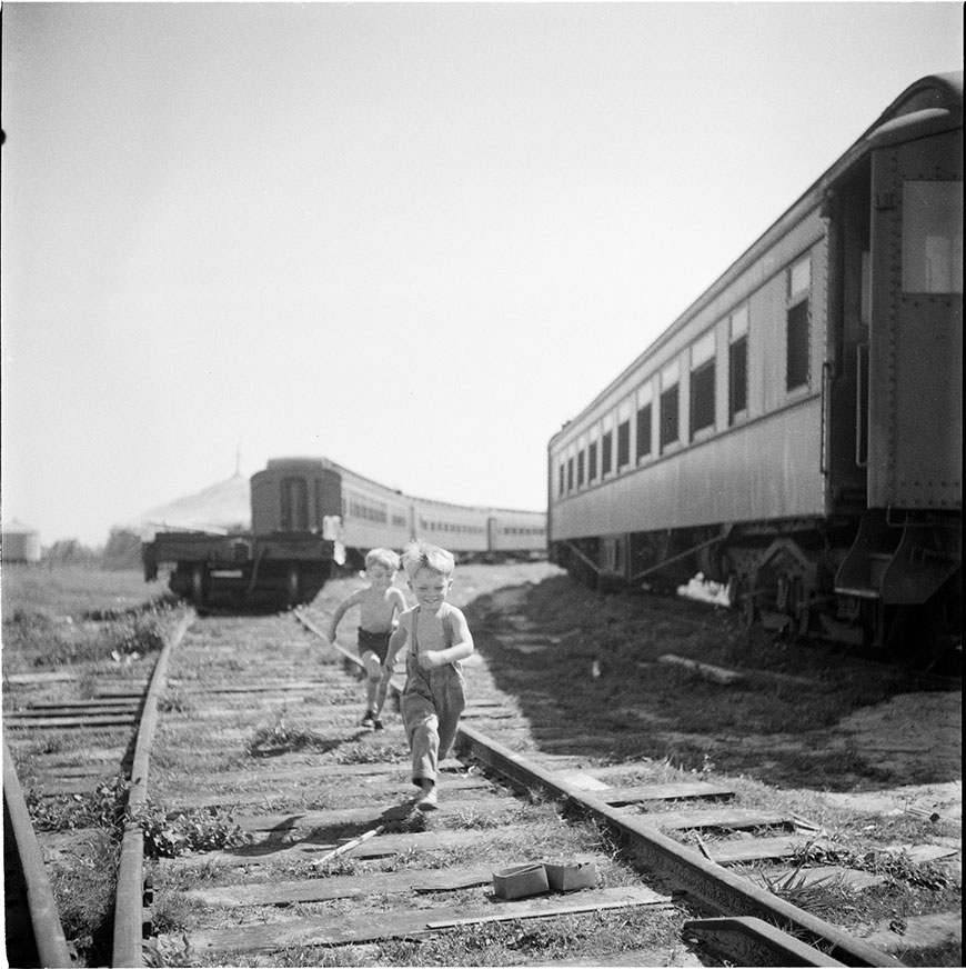 Children running along train tracks (Дети, бегущие вдоль железнодорожных путей), 1948