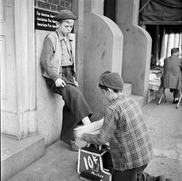 Boy shining Mickey's shoes (Мальчик чистит обувь Микки), 1947