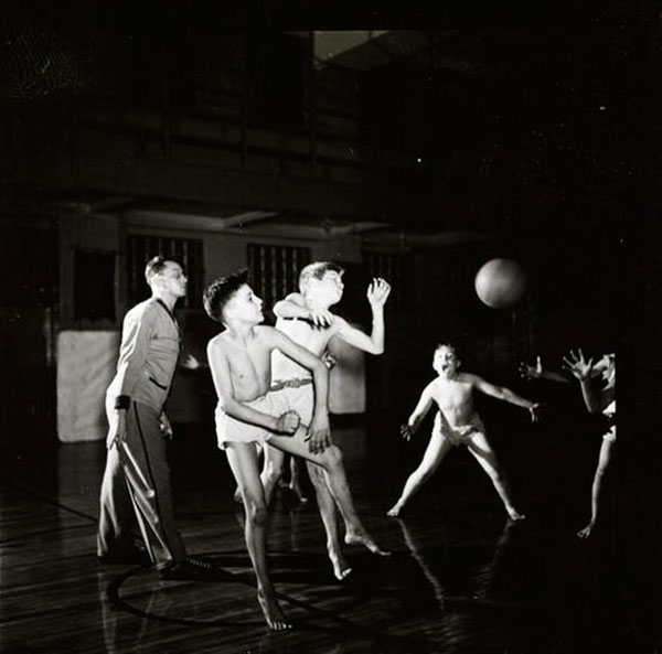 Mickey playing basketball (Микки играет в баскетбол), 1947