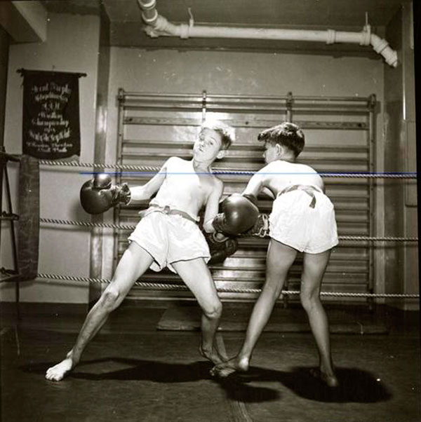 Mickey and another boy boxing (Микки и другой мальчик боксируют), 1947