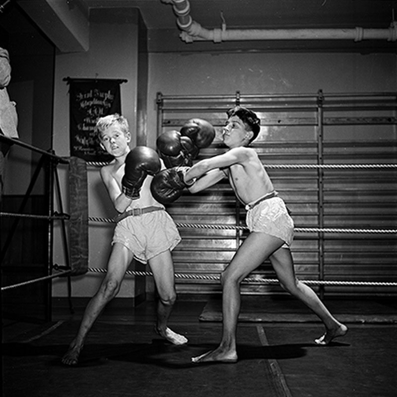 Mickey and another boy boxing (Микки и другой мальчик боксируют), 1947