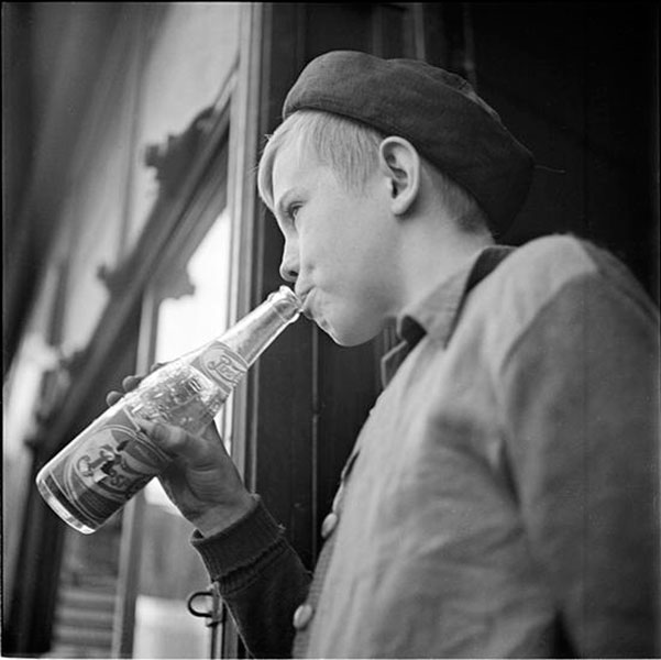 Mickey drinking soda (Микки пьёт газировку), 1947