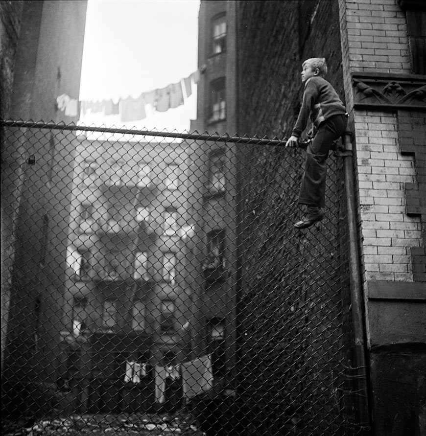 Mickey climbing a fence (Микки взбирается на забор), 1947