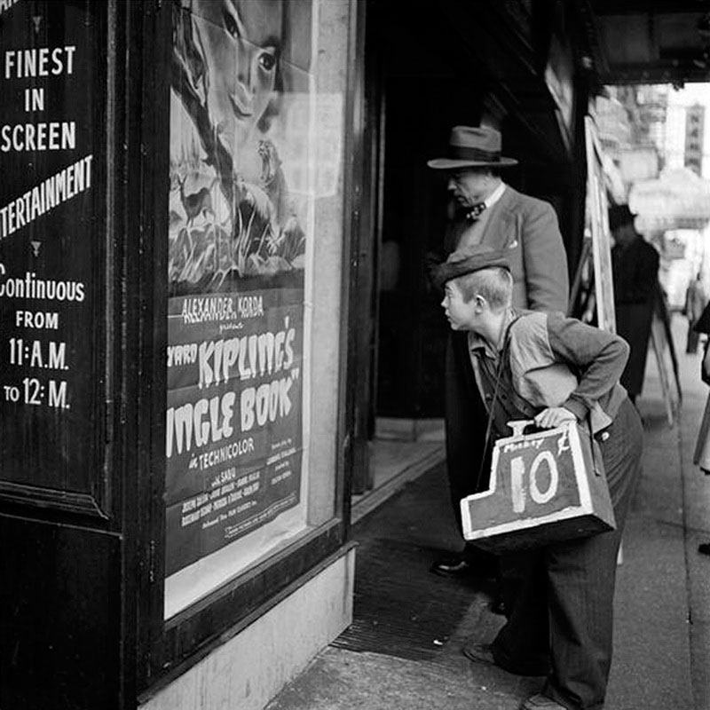 Mickey looking at a movie poster (Микки разглядывает афишу фильма), 1947