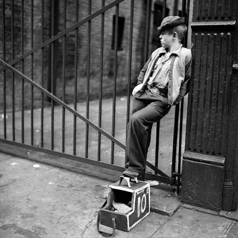 Mickey at his shoe shine stand (Микки у своего места для чистки обуви), 1947