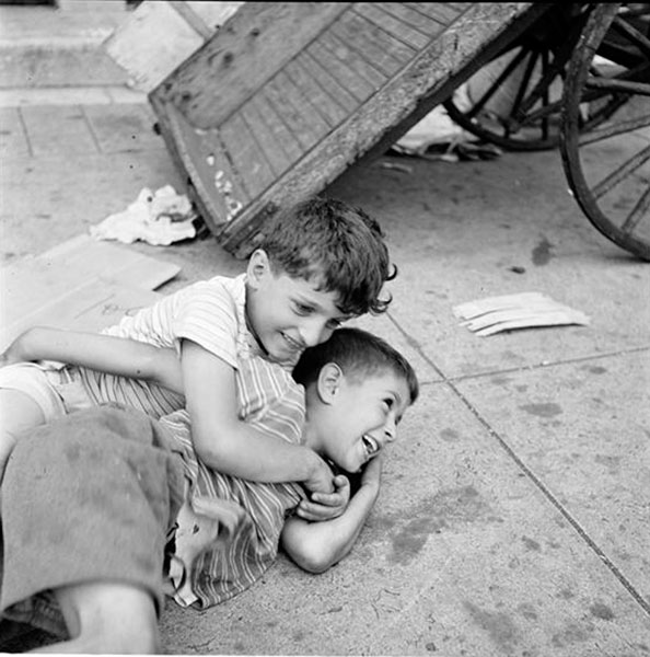 Two boys wrestling in the street (Два мальчика, борющиеся на улице), 1946