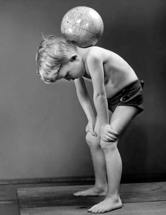 Boy balancing globe on neck (Мальчик балансирует шаром на шее), c.1938