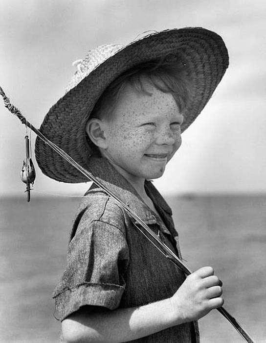 Close-up of cheerful boy holding fishing rod (Крупный план веселого мальчика с удочкой), c.1938