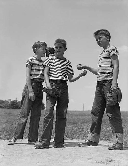 Children playing baseball (Дети, играющие в бейсбол), c.1950