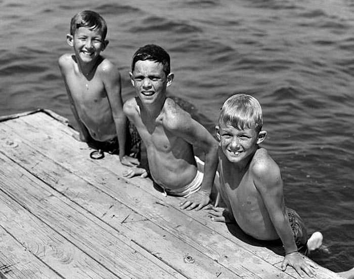 Three boys lean on dock (Три мальчика, облокотившиеся на причал), c.1954