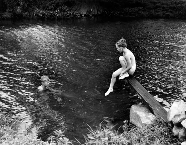 Boy on diving board (Мальчик на доске для прыжков в воду), c.1955