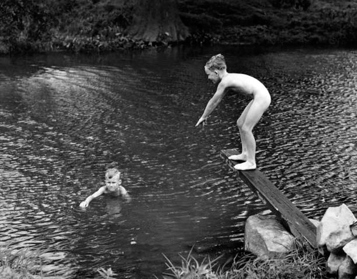 Boys enjoying in lake (Мальчики, наслаждающиеся в озере), c.1955