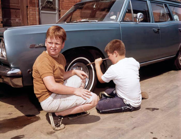 Siblings repairing car wheel (Братья, снимающие автомобильное колесо), c.1969