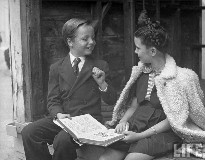 Actress Margaret O'Brien (R) reading a book with fellow child actor Butch Jenkins (Актриса Маргарет О'Брайен читает книгу с другим ребёнком-актёром, Бутчем Дженкинсом), Nov.1945