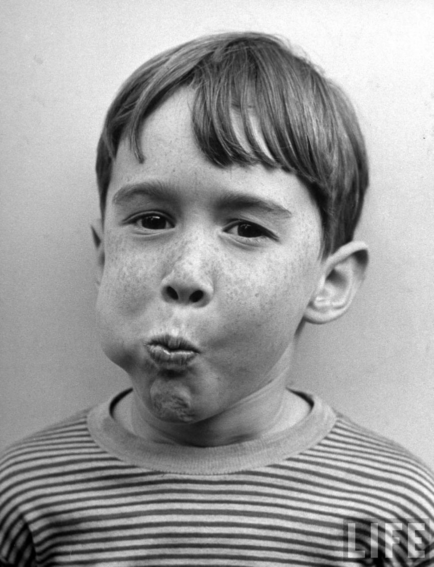 Young boy chewing bubble gum (Мальчик, жующий жевательную резинку), 1946