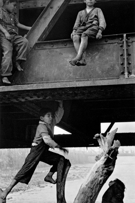 Children under a bridge of Mapocho river (Дети под мостом над рекой Мапочо), 1957