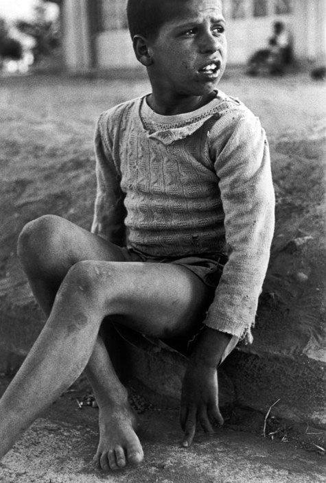 One of the children living around the Mapocho river and sleeping under bridges (Дети, живущие у реки Мапочо и спящих под мостами над ней), 1957