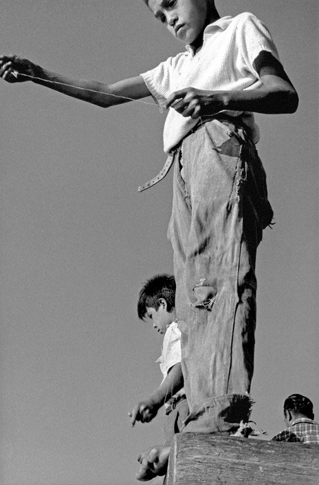 Children fishing in the harbour (Дети, ловящие рыбу в гавани), 1963