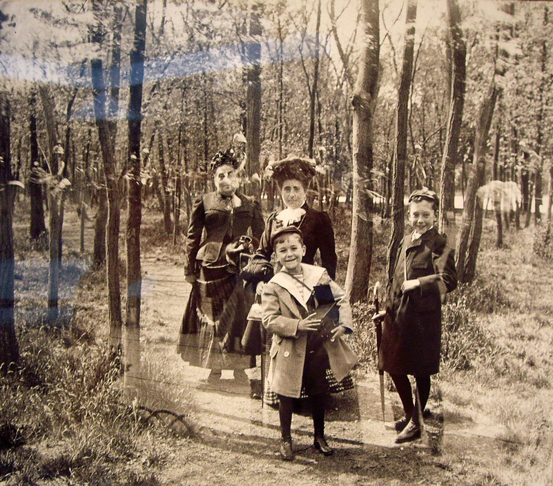 Grandma, Mummy Zissou & JH in the Bois de Boulogne (Бабушка, мама, Зиссо и Жак-Анри в Булонском лесу), 1903