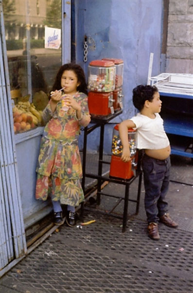 Boy and girl leaning on Bubble Gum Machine (Мальчик и девочка, опирающиеся на аппарат с бубль-гумом), New York, 1971