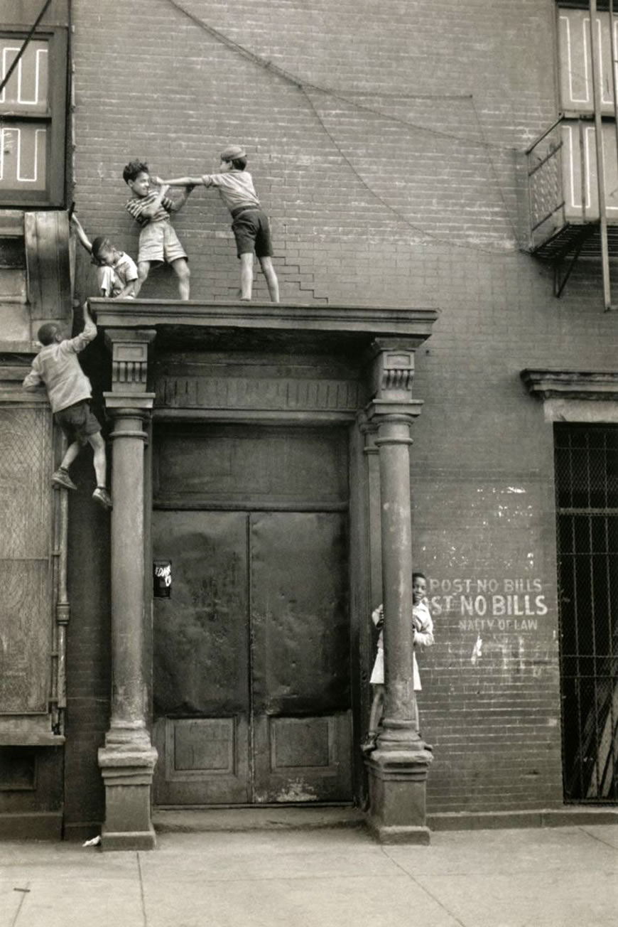 Kids at play (Дети за игрой), New York, 1939