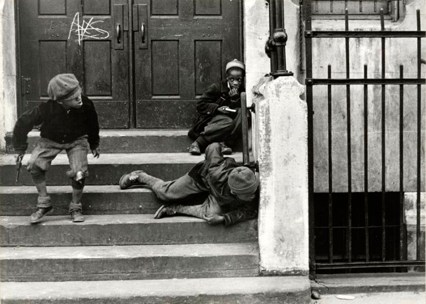 Kids on stoop (Крадущиеся дети), New York, 1940